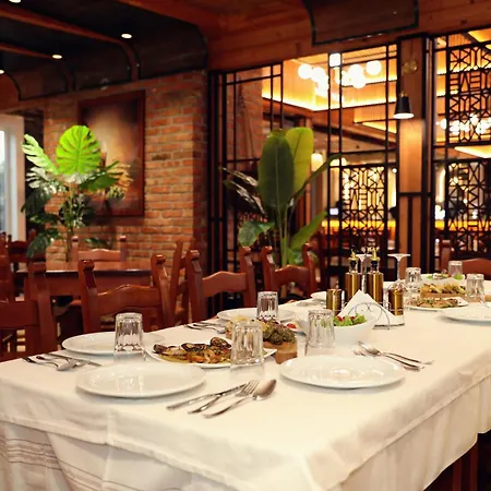 Gardenland Hotell 4*